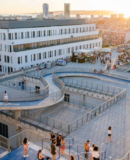 Vue de La Friche la Belle de Mai, un tiers-lieu culturel et collectif favorisant les rencontres, la créativité et la vie de quartier.